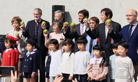 子どもたちと記念写真に納まる寄贈者の安藤忠雄さん（後列右から３人目）、名誉館長の竹下景子さん（同５人目）＝２５日午前、神戸市中央区加納町６、「こども本の森　神戸」（撮影・鈴木雅之）