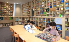 思い思いの本を読む子どもたち＝２５日午前、神戸市中央区加納町６、「こども本の森　神戸」（撮影・鈴木雅之）