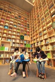 思い思いの本を読む子どもたち＝２５日午前、神戸市中央区加納町６、「こども本の森　神戸」（撮影・鈴木雅之）