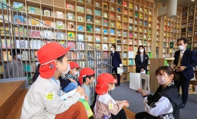 絵本を読んでもらう子どもたち＝２５日午前、神戸市中央区加納町６、「こども本の森　神戸」（撮影・鈴木雅之）