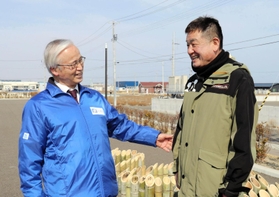 東北での活動を生かし、ボランティアのための全国的な支援組織を発足させる高橋守雄さん（左）と長沼俊幸さん＝宮城県名取市閖上東
