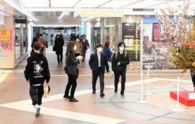 ４月からの大規模な改装工事が始まる「さんちか」。１番街（左）と２番街（奥右）は休館し、仮囲いで覆われる＝神戸市中央区加納町５（撮影・坂井萌香）