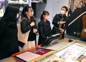 「人と防災未来センター」で、阪神・淡路大震災の資料に見入る高校生ら＝神戸市中央区（ラジオ関西提供）