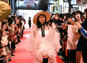 三宮センター街に設けられたランウエーを歩く渡辺美優紀さん＝神戸市中央区三宮町１（撮影・坂井萌香）
