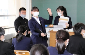 防災学習で、備えの大切さを伝える環境防災科の生徒たち＝兵庫県立舞子高校