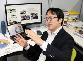 海外で手がけた防災教育の資料を前に、高校時代を振り返る中野元太さん＝京都府宇治市、京都大学防災研究所