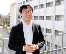 高校時代の思い出や、防災教育への決意を語る中野元太さん＝京都府宇治市、京都大学防災研究所