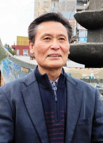 「小説で史実にスポットを当てるのも喜び。まだまだ書きたいものはある」と話す方政雄さん＝尼崎市内