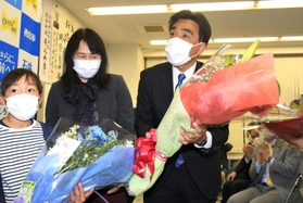 再選を確実にし、支援者から贈られた花束を手に喜ぶ石井登志郎氏＝２７日午後８時２９分、西宮市上甲子園４（撮影・斎藤雅志）