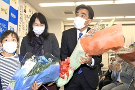 再選を確実にし、支援者から贈られた花束を手に喜ぶ石井登志郎氏＝２７日午後８時２９分、西宮市上甲子園４（撮影・斎藤雅志）