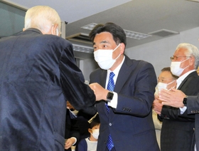 再選を確実にし、支援者とグータッチで喜ぶ石井登志郎氏＝２７日午後８時１３分、西宮市上甲子園４（撮影・斎藤雅志）