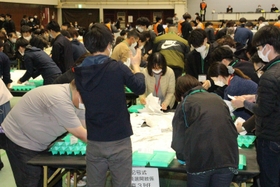 開票作業を進める西宮市職員ら＝27日夜、西宮市河原町、西宮市中央体育館