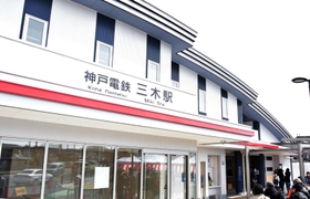 新駅舎が完成した神戸電鉄三木駅＝２８日午前、三木市末広１