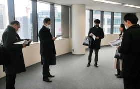 神戸市内の事業拠点開設に向けて、オフィス物件を見て回る東京のアニメ制作会社の社員（左端の２人）ら＝同市中央区