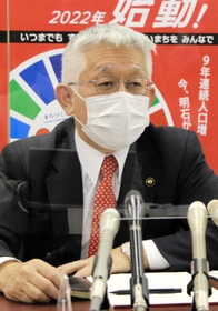 副市長２人の退任を発表する明石市の泉房穂市長＝２８日午後、明石市中崎１
