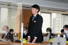 ２週間ぶりに登庁し、兵庫県議会予算特別委員会であいさつする斎藤元彦知事＝県議会