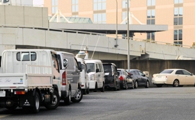 「駐車禁止違反では」との疑問が寄せられた現場付近＝神戸市兵庫区島上町１（画像を一部加工しています）