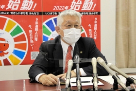 副市長２人の退任を発表する泉房穂市長＝明石市役所