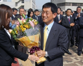 初登庁し、花束を受け取る泉房穂市長＝２０１１年５月２日、明石市役所