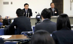 市職員への暴言問題について、会見で謝罪し、記者らに説明する泉房穂市長＝２０１９年１月２９日、明石市役所