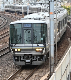 ＪＲ西日本が来年４月からの運賃値上げを発表した神戸線の神戸-大阪間を走る新快速電車＝２９日午後、神戸市中央区（撮影・坂井萌香）