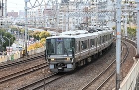 ＪＲ西日本が来年４月からの運賃値上げを発表した神戸線の神戸-大阪間を走る快速電車＝２９日午後、神戸市中央区（撮影・坂井萌香）