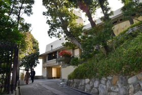 「ヨドコウ迎賓館」の外観。車寄せまで木が茂った上り坂となっている＝芦屋市