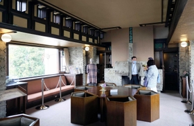 天井付近に小窓が並んだ応接室。大きな額のような窓の下に作り付けの長椅子が配置されている＝芦屋市