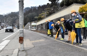 車道に向かって一礼する子どもたち＝豊岡市竹野町御又