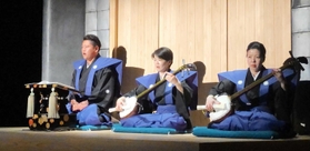 必死で恋人を救おうとする娘「八百屋お七」が登場する演目で、先輩座員とともに舞台に上がり、太夫を務める竹本友禧さん（左）＝南あわじ市福良甲