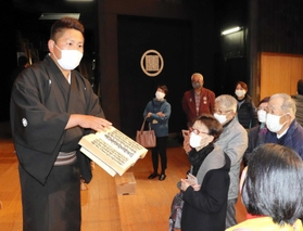 バックステージツアーで、床本を紹介する友禧さん＝南あわじ市福良甲
