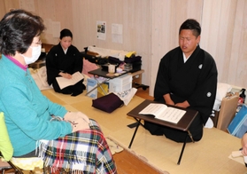 公演の合間に稽古する友禧さんと、見守る竹本友喜美さん（左）＝南あわじ市福良甲