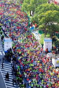 色とりどりのウェアで一斉にスタートするランナー＝神戸市中央区（２０１９年１１月撮影）