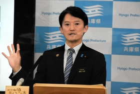 人事異動と組織改正について会見で説明する斎藤元彦知事＝３０日午後、兵庫県庁