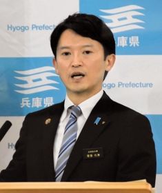 人事異動と組織改正について会見で説明する斎藤元彦知事＝３０日午後、兵庫県庁