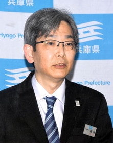 兵庫県副知事への就任が決まり、会見に臨む兵庫県県土整備部長の服部洋平氏＝３０日午後、兵庫県庁