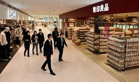 雑貨や服飾の店が並ぶエキソアレ西神中央。関係者らが真新しい施設内を見て回った＝神戸市西区糀台５（撮影・中西幸大）