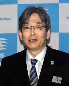 兵庫県副知事への就任が決まり、会見に臨む兵庫県県土整備部長の服部洋平氏＝３０日午後、兵庫県庁