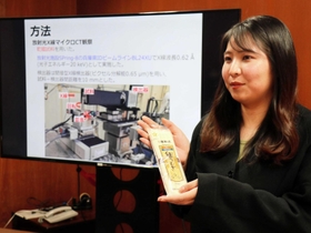 手延べそうめんのコシの秘密をスプリング８で分析した県立大大学院環境人間学研究科の中谷茉友さん＝姫路市新在家本町１
