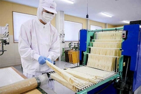 揖保乃糸の「小引き工程」の機械作業（県手延素麺協同組合提供）
