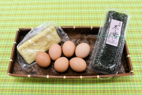 再開初日に振る舞われる天船巻きずしと卵６個、油揚げのセット＝多可町八千代区中村 