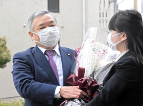 退任式で職員から花束を受け取る兵庫県の荒木一聡副知事＝兵庫県庁
