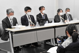 大阪高裁の判決後、会見に臨む弁護団ら＝３月１７日、大阪市内