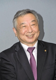 退任会見で笑顔を見せる荒木一聡副知事＝３月３１日午後、兵庫県庁