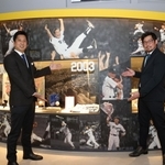 リニューアルオープンを前に報道陣に公開された甲子園歴史館で展示を紹介する元阪神タイガース選手の藤川球児さん（左）と岩田稔さん＝１日午後、西宮市甲子園町（撮影・小林良多）