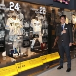 リニューアルオープンを前に報道陣に公開された甲子園歴史館で展示品の前に立つ元阪神タイガース選手の藤川球児さん＝１日午後、西宮市甲子園町