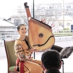 ウクライナの民族楽器バンドゥーラを紹介するカテリーナさん＝１月１２日、神戸市西区伊川谷町有瀬、神戸学院大学有瀬キャンパス