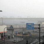 白くかすむＪＲ加古川駅前