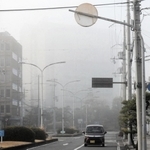 かすんで見えなくなった加古川市役所＝加古川市加古川町北在家