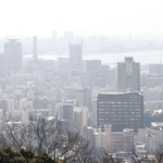 乳白色にかすんだ神戸市街＝３日午前、神戸市中央区、ビーナステラスから